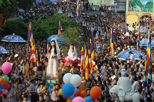 Hàng ngàn người đổ về dự lễ vía Đức Bồ Tát Quán Thế m 