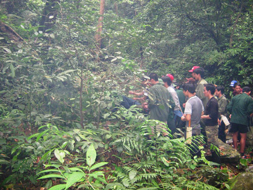 Lực lượng chức năng và thân nhân của thợ rừng khi phát hiện vị trí chôn các thi thể, ảnh chụp ngày 26.3 - 2