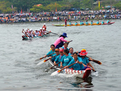 hội đua thuyền ở hồ Khe Chè