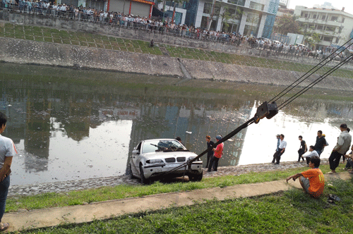Đang lưu thông ô tô BMW lao xuống sông Tô Lịch 2