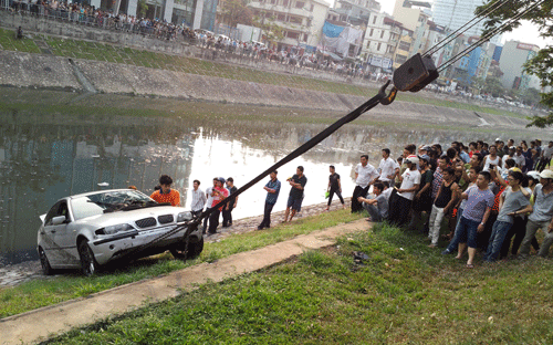 Đang lưu thông ô tô BMW lao xuống sông Tô Lịch 3