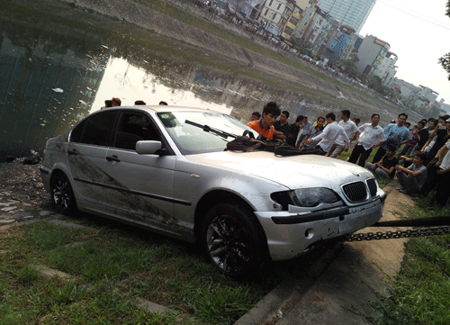 Đang lưu thông ô tô BMW lao xuống sông Tô Lịch 4