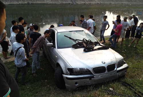 Đang lưu thông ô tô BMW lao xuống sông Tô Lịch 6