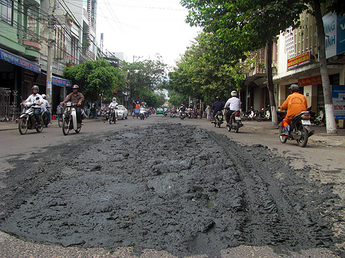 Phân bùn đổ giữa trung tâm thành phố
