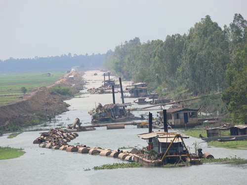 Hạn, mặn bủa vây - Bài 2: Chung sức chống hạn