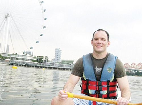 Shane Todd chèo thuyền ở Singapore - Ảnh: Gia đình Todd cung cấp