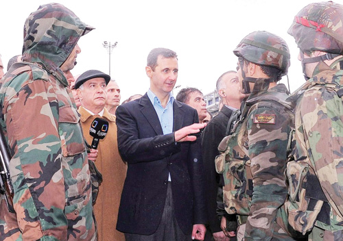 Tổng thống al-Assad trong một lần đến thăm quân đội hồi năm ngoái - Ảnh: The Christian Science Monitor