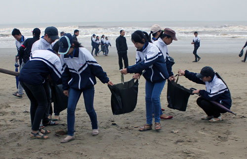 Hơn 1 nghìn học sinh, sinh viên làm sạch biển Sầm Sơn  2
