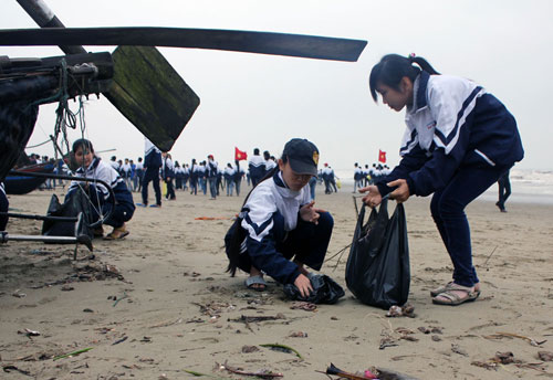 Hơn 1 nghìn học sinh, sinh viên làm sạch biển Sầm Sơn  3