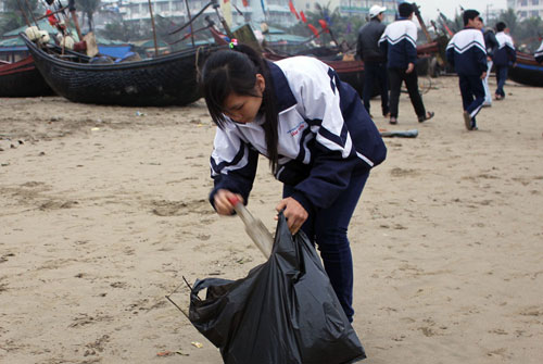 Hơn 1 nghìn học sinh, sinh viên làm sạch biển Sầm Sơn  4