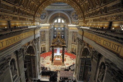 Cuộc mật nghị khai mạc 12 ngày sau khi Giáo hoàng Benedict trở thành vị giáo hoàng đầu tiên trong thời hiện đại thoái vị vào hôm 28.2.
