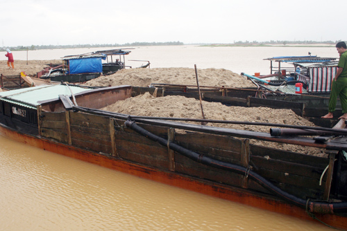 sa tặc trên sông Cẩm Lệ - ảnh Nguyễn Tú