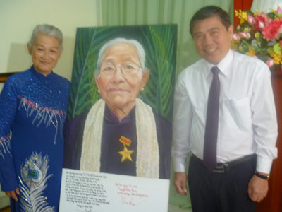 Ký lưu niệm trên bức họa bà mẹ Việt Nam anh hùng thứ 1000