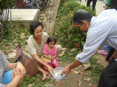 Bé gái 11 tuổi chỉ nặng 7 kg