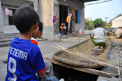 “Lênh đênh” nghề làm thuyền nan 10