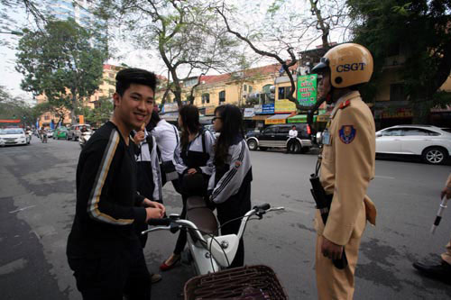 “Vô tư” đi xe đạp điện không đội mũ bảo hiểm 12