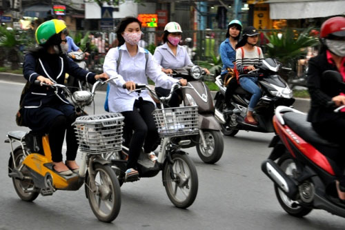 “Vô tư” đi xe đạp điện không đội mũ bảo hiểm 7