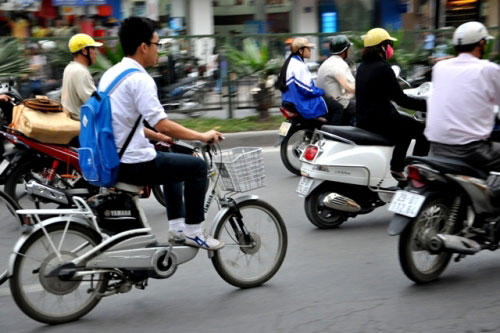 “Vô tư” đi xe đạp điện không đội mũ bảo hiểm 8