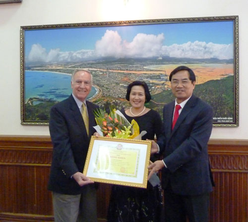 Cựu đại sứ Mỹ nhận bằng khen của Đà Nẵng