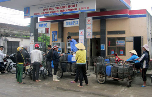 Người dân kéo nhau mua xăng dự trữ vì tin đồn xăng tiếp tục tăng giá