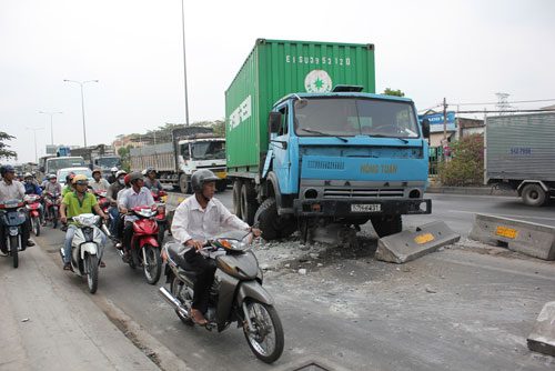 Mất thắng, xe container cày dải phân cách