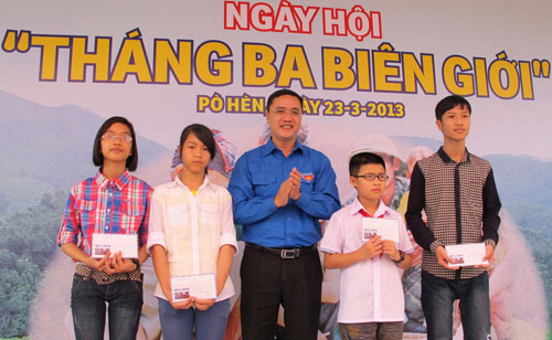 Trao học bổng Nguyễn Thái Bình cho con em chiến sĩ Đồn biên phòng Pò Hèn
