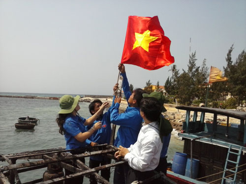 Trao cờ tổ quốc và áo đoàn cho ngư dân trẻ Lý Sơn bám biển Hoàng Sa 2