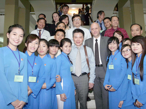 GS Ngô Bảo Châu với sinh viên Trường ĐH Mở TP.HCM 