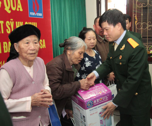 Bí thư tỉnh ủy Thái Bình thăm gia đình liệt sĩ Gạc Ma 2a
