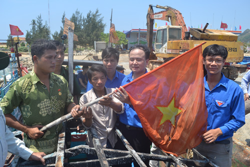 Trao huy hiệu Tuổi trẻ dũng cảm cho ngư dân bị Trung Quốc bắn cháy 4