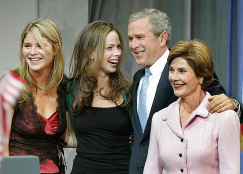 Cựu Tổng thống George W Bush lên chức ông ngoại