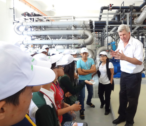 Sinh viên và giảng viên của khoa Khoa học môi trường thuộc Đại học Sài Gòn tham quan thực tế tại Khu Liên hợp xử lý chất thải rắn Đa Phước