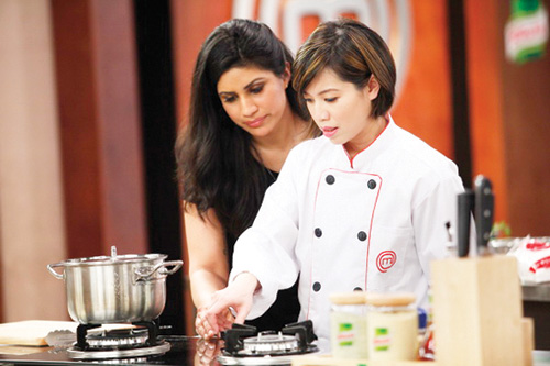 Vua đầu bếp Mỹ Christine Hà (phải) xuất hiện trong tập 5 