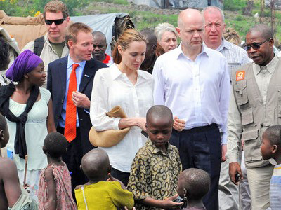 Angelina Jolie trong chuyến đi với vai trò Đại sứ của Liên Hợp Quốc đến lục địa đen