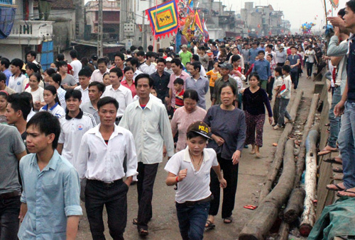 Từ sáng sớm, hàng vạn người dân và du khách thập phương kéo về con đê biển ở xã Ngư Lộc để tham dự lễ hội Cầu Ngư