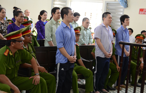 Bị cáo Lục Gia Khánh (đứng giữa) và các đồng phạm tại phiên tòa