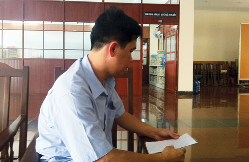 Bị trễ hạn hơn 3 tháng, ông Lê Chí Thiện ngồi chờ “đòi” kết quả giải quyết hồ sơ hành chính tại Văn phòng đăng ký quyền sử dụng đất Q.Bình Thạnh vào chiều 2.4