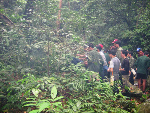 Lực lượng chức năng và thân nhân của thợ rừng khi phát hiện vị trí chôn các thi thể, ảnh chụp ngày 26.3 - Ảnh: BĐBP Quảng Trị cung cấp