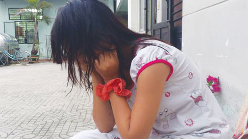 Cô bé M. (tỉnh Kiên Giang), nạn nhân của vụ cha hiếp dâm con, được đưa lên chăm sóc tại một mái ấm ở TP.HCM