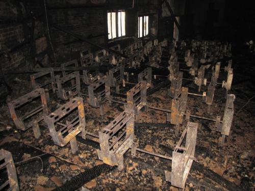 Các dãy ghế bị cháy rụi còn trơ khung sắt