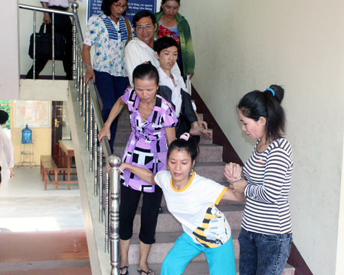 Hùng và Yến được hai gia đình đưa từ UBND phường Phú Hòa về nhà