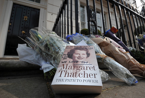 Hoa và sách của những người yêu quý Margaret Thatcher đặt trước nhà bà vào ngày 8.4