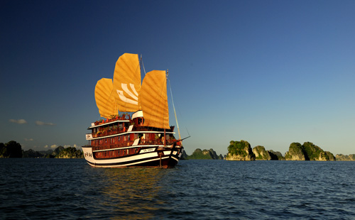 Kỳ nghỉ hè trên du thuyền thăm vịnh Hạ Long dành cho du khách Sài Gòn1