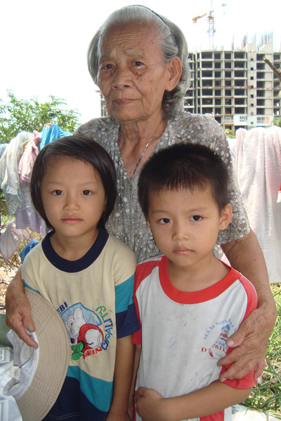 Bà Chín và hai cháu Thiên Kim, Đình Long 