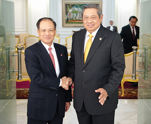 Tổng thư ký Lê Lương Minh (trái) gặp Tổng thống Indonesia Susilo Bambang Yudhoyono tại Jakarta