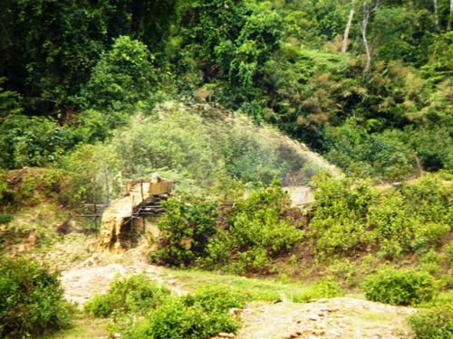 Một con suối chảy vào sông Vàng ở xã Tư, H.Đông Giang