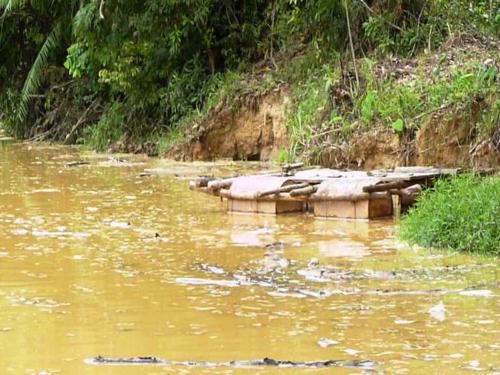  Một nhánh sông bị đào khoét