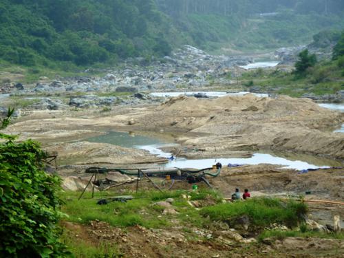 Một dòng sông ở Đông Giang - thượng nguồn sông Vu Gia bị tàn phá