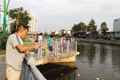 Nhiều người vẫn câu cá tại đoạn kênh Nhiêu Lộc (Q.3) vào chiều 11.4