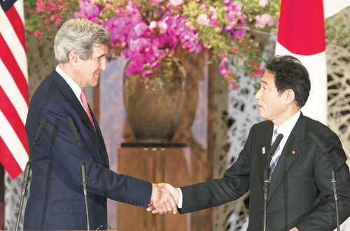 Ngoại trưởng Kerry (trái) và người đồng cấp Nhật Kishida tại Tokyo ngày 14.4